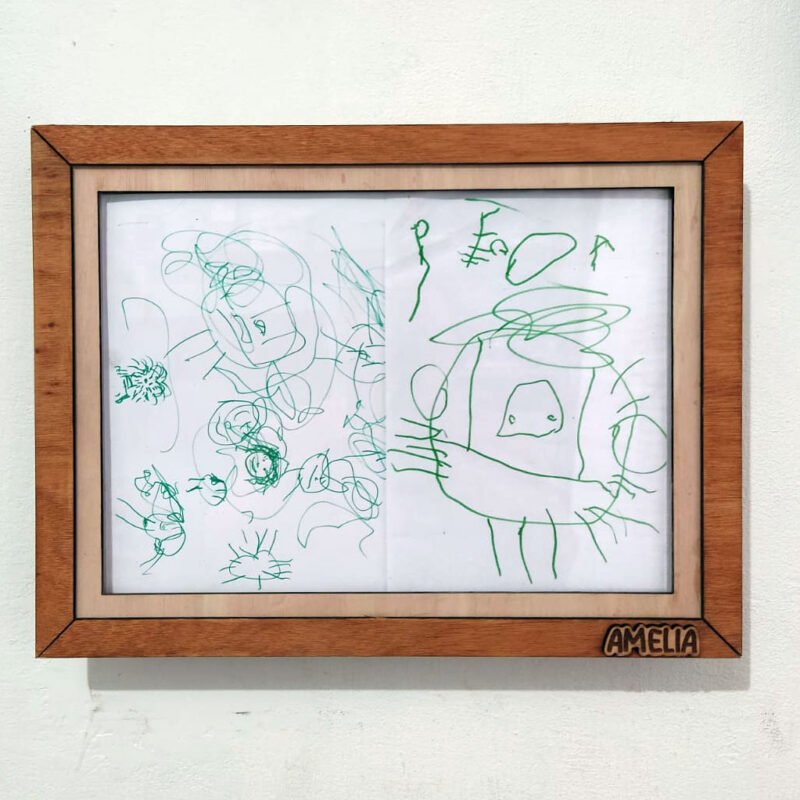 Marco Expositor de Dibujos Tamaño Garbanzo – Nogal